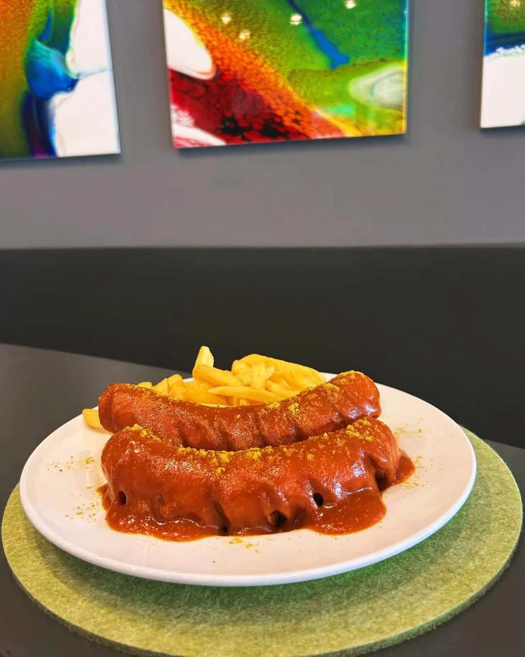 Currywurst mit Pommes