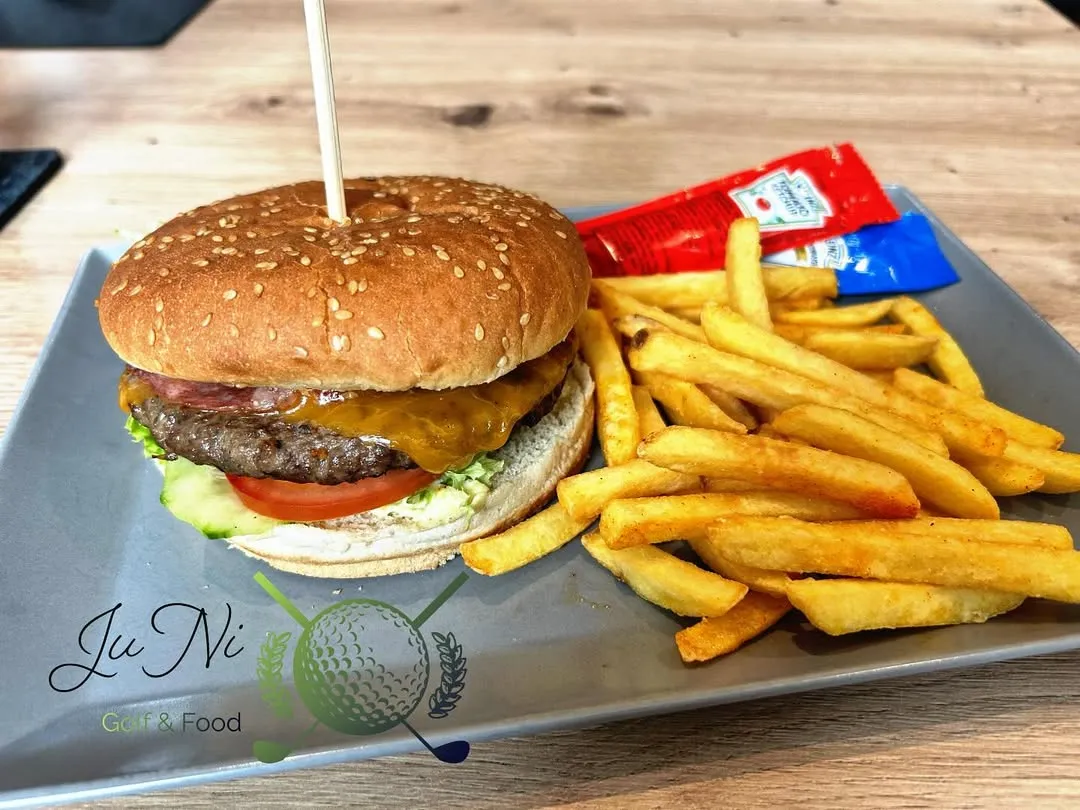 Burger bei JuNi Golf & Food